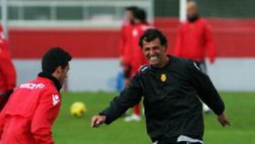 <b>SUSTITUTO DE LUJO. </b>Miguel Ángel Nadal se mostró ayer así de feliz dirigiendo el entrenamiento.