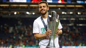 El jugador del Manchester City, Bernardo Silva, levantando la Liga de Naciones con Portugal.