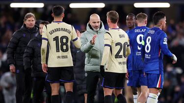 Soccer Football - UEFA Champions League - Chelsea v FC Barcelona - Stamford Bridge, London, Britain - November 25, 2025 Chelsea manager Enzo Maresca shakes hands with FC Barcelona's Dani Olmo after the match REUTERS/Hannah Mckay
