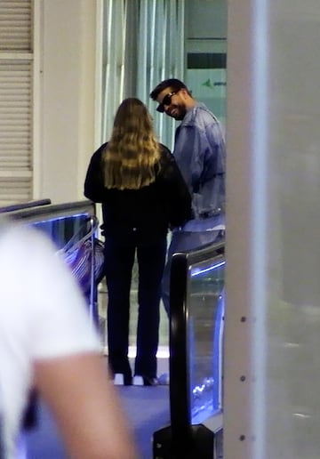 Gerard Piqué y Clara Chía llegan a Barcelona tras pasar disfrutar de unos días en París. El defensor del Fútbol Club Barcelona ya no esconde a su nuevo amor.