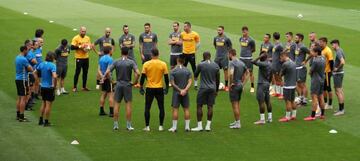 Soccer Football - Europa League - Inter Milan Training - RheinEnergieStadion, Cologne, Germany - August 20, 2020 Inter Milan coach Antonio Conte talks with the players during training Friedemann Vogel/Pool via REUTERS