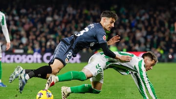 SEVILLA, 22/12/2024.- El centrocampista argentino del Betis Giovani Lo Celso (d) cae al suelo junto a Óscar Valentín, del Rayo, durante el partido de la jornada 18 de LaLiga EA Sports disputado este domingo entre el Real Betis y el Rayo Vallecano en el estadio Benito Villamarín de Sevilla. EFE/ Julio Muñoz