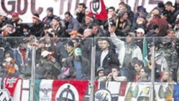 <b>CLAUSURADO. </b>Los ultras del Roma y sus pancartas nazis.