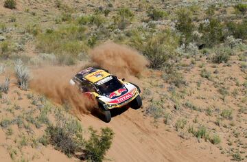 Decimotercera etapa entre San Juan y Córdoba. El piloto frances Stephane Peterhansel con Peugeot.