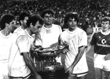 El Real Madrid es el equipo que más veces ha levantado el trofeo, un total de 26 veces.