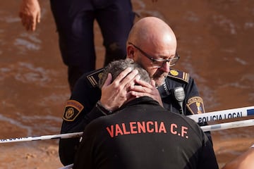 Las consecuencias de la DANA que ha azotado a Espa?a han sido devastadoras, sobre todo en la Comunidad Valenciana, donde los fallecidos ascienden ya a 155 de un total de 158. Las im芍genes de tristeza, dolor y desesperaci車n por las elevad赤simas p谷rdidas humanas y materiales son constantes en las zonas afectadas.