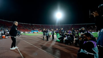 AME7983. SANTIAGO (CHILE), 09/09/2025.- El entrenador de Uruguay, Marcelo Bielsa (i), reacciona este martes, en un partido por las eliminatorias a la Copa Mundial 2026 entre Chile y Uruguay en el estadio Julio Martínez Prádanos, en Santiago (Chile). EFE/ Osvaldo Villarroel