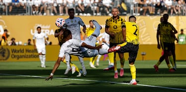 Perfecto centro de Arda Güler para encontrar a Mbappé en el segundo palo, que, con un remate acrobático, sentencia el choque. Además, gesto del crack francés con su dedicatoria a Diogo Jota.