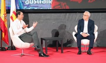 Rafa Nadal charla con Alejandro Blanco durante el acto de homenaje. 







