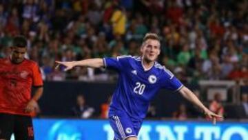Izet Hajrovic con la selección de Bosnia Herzegovina.