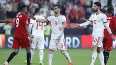 Jugadores de Irak saludan a Al -Sasi, jugador del Yemen.