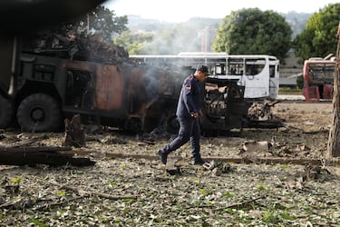 Un bombero camina junto a una unidad antiaérea destruida en la base aérea militar de La Carlota, después de que Estados Unidos atacase a Venezuela.