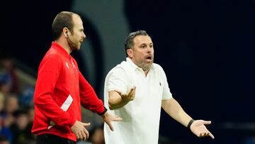 CORNELLÁ - EL PRAT (BARCELONA), 21/04/2023.- El entrenador del Cádiz, Sergio González, protesta una decisión arbitral durante el encuentro entre RCD Espanyol y Cadiz CF correspondiente a la jornada 30 de primera división que disputan hoy viernes en el RCD Stadium, en Cornellár-El Prat de Barcelona. EFE / Enric Fontcuberta.