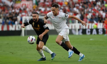Ocampos y Carvajal pelean por un balón.