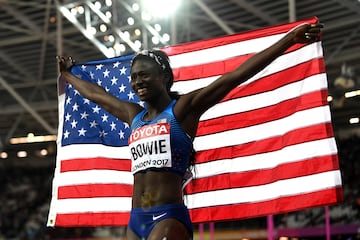 Tori Bowie alcanzó la gloria eterna en el atletismo al ser triple medallista olímpica en Río 2016 (oro en el 4x100, plata en 100 y bronce en 200) y bicampeona en los Mundiales de Londres 2017 (100 y 4x100). Además, fue bronce en los Mundiales de Pekín 2015 (100) y cuarta en Doha 2019 (salto de longitud). Un palmarés que sitúa a esta estadounidense en un peldaño alto de la velocidad. Sus mejores marcas eran 10.78 en 100, 21.77 en 200 y 6,91 en longitud. El 3 de mayo, a los 32 años, se conoció su fallecimiento. Hacía un tiempo que había caído en la depresión.