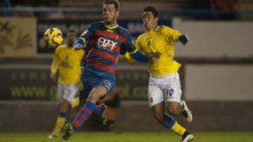 Pedro Alcalá (izquierda) disputa un balón con Araujo