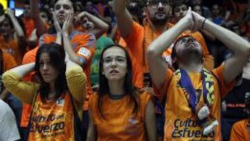 Seguidores del Valencia Basket reaccionan al t&eacute;rmino del tercer partido de las semifinales ante el Real Madrid.