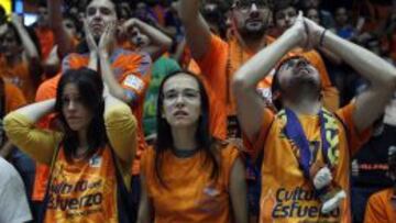 Seguidores del Valencia Basket reaccionan al término del tercer partido de las semifinales ante el Real Madrid.