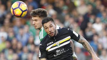 Guerrero disputa un balón de cabeza en el Real Betis-Leganés.