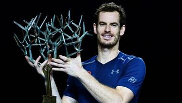 Andy Murray of Great Britain poses with &#039;Tree of Fanti&#039; Trophy