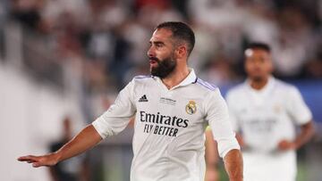 Dani Carvajal pidiendo calma durante el partido de la final de la Supercopa de Europa en Helsinki ante el Eintracht de Frankfurt