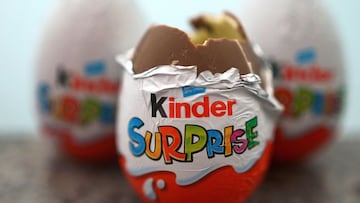 04 April 2022, United Kingdom, London: Three British variants of Kinder Surprise eggs are seen on a table. Due to more than 60 cases of salmonella illnesses in the UK, Ferrero has recalled some batches of children&#039;s surprise eggs just under two weeks