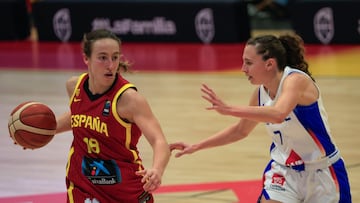 LA LÍNEA DE LA CONCEPCIÓN (CÁDIZ), 16/11/2025.- La jugadora de la selección española Alicia Florez (i) disputa un balón con la jugadora francesa Camille Droguet, durante el partido de preparación de cara al Premundial que disputan este domingo en el pabellón municipal de La Línea, en Cádiz. EFE/Carrasco Ragel