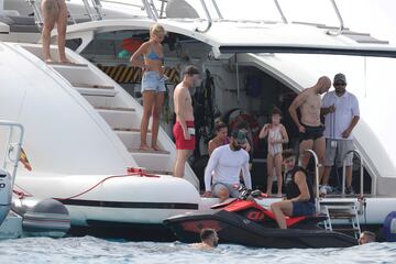 Courtois y su pareja, Mishel Gerzig, disfrutan de sus vacaciones en Ibiza.