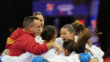 El equipo español de kumite celebra su título mundial.