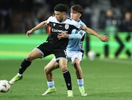 Taison, jugador del PAOK, protege el balón ante Javi Rodríguez, del Celta, en el partido disputado en Salónica.