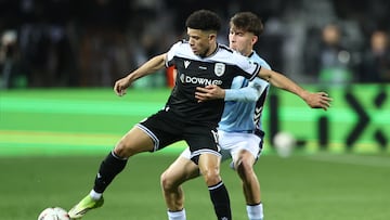 Taison, jugador del PAOK, protege el balón ante Javi Rodríguez, del Celta, en el partido disputado en Salónica.