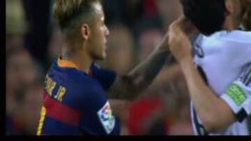 Neymar en la acción con Cancelo.