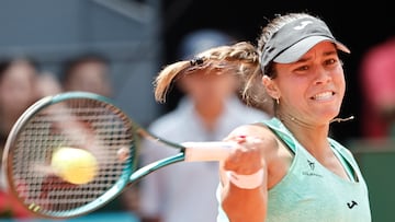 La española Jessica Bouzas, 50 del ranking de la WTA, devuelve la bola durante su partido de en su partido contra la brasileña Beatriz Haddad Maia, 69, con el que abre este martes su participación en el Mutua Open de Madrid. EFE/ Sergio Perez
