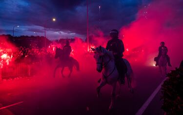 La afición del Atleti ha recibido a su equipo a su llegada al Metropolitano antes del partido de Champions contra el Real Madrid.