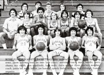 Barack Obama es un apasionado del baloncesto. En la imagen (en el centro) cuando jugaba en el Punahou School de Honolulu. Son famosas sus pachangas en el Casa Blanca.