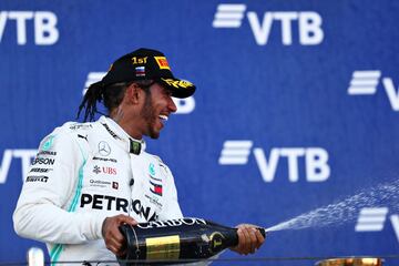 El piloto británico celebra su victoria en Sochi.