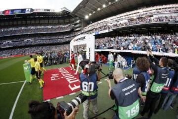 Salida al campo de ambos equipos. 