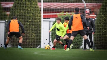 29-01-25. IMAGEN DEL ENTRENAMIENTO DEL SPORTING, CON EL ENTRENADOR RUBÉN ALBÉS ENCIMA DE LA ACCIÓN.