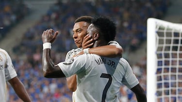 OVIEDO 24/08/2025.- Los delanteros del Real Madrid Vinicius Junior (d) y Kylian Mbappé celebran uno de los goles, durante el partido de LaLiga de fútbol que Real Oviedo y Real Madrid han disputado este domingo en el estadio Carlos Tartiere. EFE/J.L. Cereijido