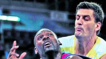 <b>EL MEJOR. </b>Mickeal (26 puntos y 32 de valoración) forcejea con Giricek.