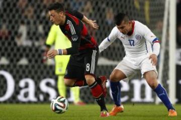 Hace un año, Chile cae 1-0 ante Alemania en un amistoso jugado en Stuttgart. En la foto, Gary Medel presiona a Mesut Ozil.
