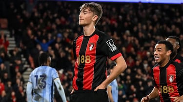 Andoni Iraola se llevó al joven central a Inglaterra. Acertó. Huijsen pasó de alternar el once con el banquillo a asentarse de lleno entre los titulares. Desde entonces no hay quien lo mueva. Su alto nivel en el campo y la sociedad con Zabarnyi le complican la vuelta a la titularidad a Senesi cuando se recupere de la lesión muscular que sufre. El internacional con la Sub-21 es un defensa con alma de delantero que no duda en cruzar a campo contrario siempre que puede dejando atrás a los rivales. Así lo demuestran los dos goles en media temporada con los que iguala su registro de la temporada anterior. Un portento nacido en Ámsterdem pero criado en España que cada día está más cerca de jugar con La Roja. Gusta por su habilidad al poder jugar en los dos puestos de central como por su 1,97 metros para rematar jugadas a balón parado.