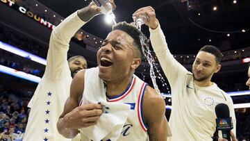 Amir Johnson y Markelle Fultz celebran el triple-doble de Markelle Fultz, el m&aacute;s joven en la historia de la NBA en hacerlo. Los Sixers llegan a los playoffs con 16 victorias.
