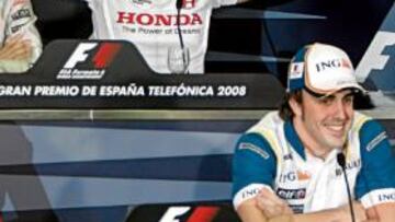 <b>EUFÓRICO. </b>Rubens Barrichello demuestra su fortaleza durante la rueda de prensa en Montmeló.