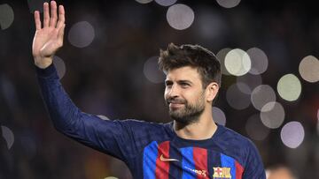 BARCELONA, SPAIN - NOVEMBER 5:  Barcelona's Spanish defender Gerard Pique waves at the end of the La liga football match between FC Barcelona vs UD Almeria at the Camp Nou stadium in Barcelona on November 5, 2022. (Photo by ADRIA PUIG/Anadolu Agency via Getty Images)