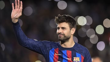 BARCELONA, SPAIN - NOVEMBER 5:  Barcelona's Spanish defender Gerard Pique waves at the end of the La liga football match between FC Barcelona vs UD Almeria at the Camp Nou stadium in Barcelona on November 5, 2022. (Photo by ADRIA PUIG/Anadolu Agency via Getty Images)