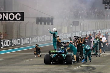 El piloto alemán de Fórmula 1 Sebastian Vettel de Aston Martin se despide de la multitud tras finalizar la última carrera de F1 de su carrera en el Gran Premio de Fórmula 1 de Abu Dhabi en el Circuito Yas Marina de Abu Dabi.