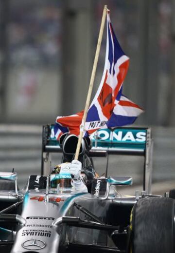 El piloto británico de Mercedes-AMG Lewis Hamilton gana el GP de Abu Dhabi en el circuito de Yas Marina y se proclama por segunda vez  campeón del mundo de Fórmula Uno.