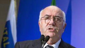 TBU13. ROMA (ITALIA), 11/08/2014.- El recién elegido nuevo presidente de la Federación Italiana de Fútbol (FIGC), Carlo Tavecchio, pronuncia un discurso tras el acto de elección del cargo en Roma (Italia) hoy, lunes 11 de agosto del 2014. EFE/Angelo Carconi