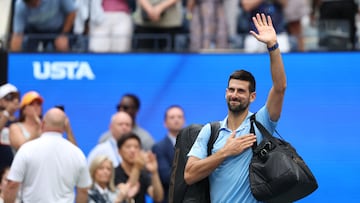 NEW YORK, NEW YORK - SEPTEMBER 05: Novak Djokovic of Serbia acknowledges the crowd as he walks off the court after losing to Carlos Alcaraz of Spain during their Men's Semifinal match on Day Thirteen of the 2025 US Open at USTA Billie Jean King National Tennis Center on September 5, 2025 in the Flushing neighborhood of the Queens borough of New York City. Clive Brunskill/Getty Images/AFP (Photo by CLIVE BRUNSKILL / GETTY IMAGES NORTH AMERICA / Getty Images via AFP)